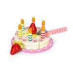 medinis žaislas tortas su žvakutėmis ir braškįmis